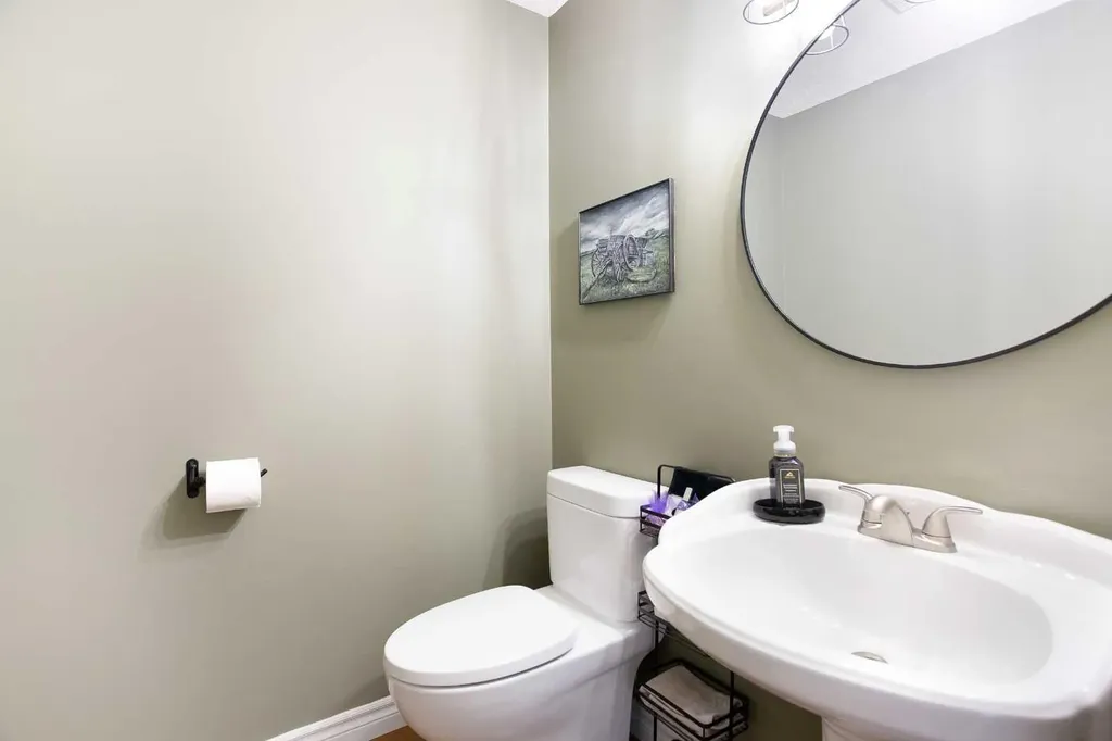 10 Deerfield Green SE Calgary AB T2J7B8
