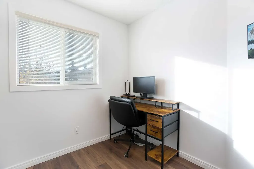 10 Deerfield Green SE Calgary AB T2J7B8