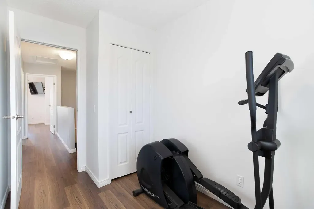 10 Deerfield Green SE Calgary AB T2J7B8