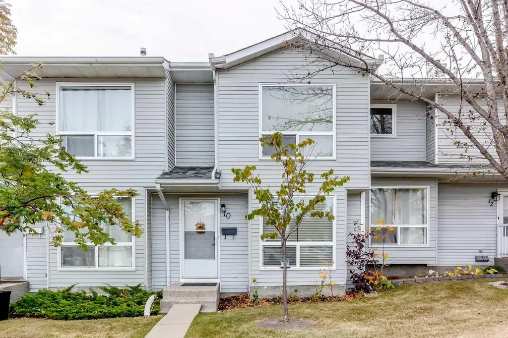 10 Deerfield Green SE Calgary AB T2J7B8