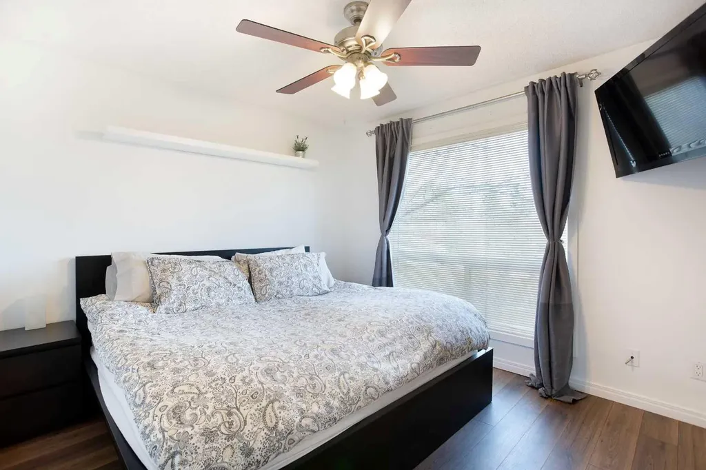 10 Deerfield Green SE Calgary AB T2J7B8