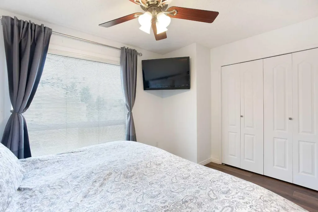 10 Deerfield Green SE Calgary AB T2J7B8