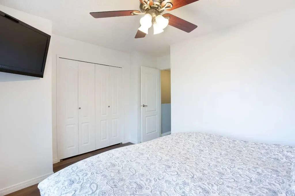 10 Deerfield Green SE Calgary AB T2J7B8