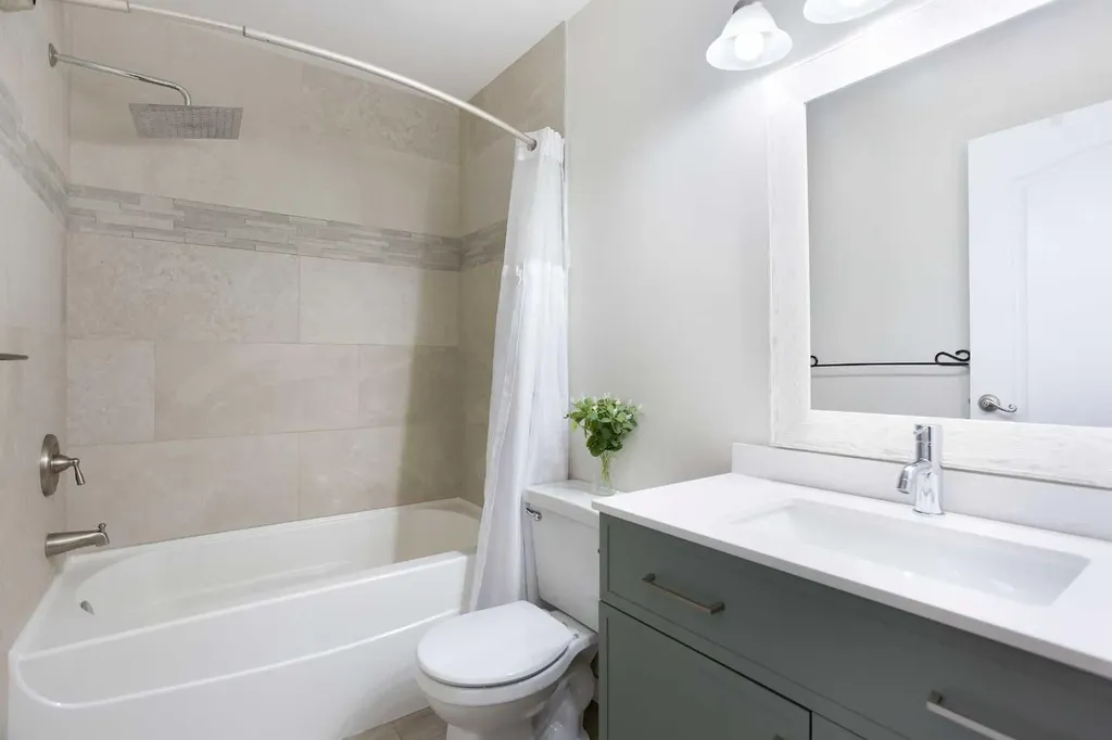 10 Deerfield Green SE Calgary AB T2J7B8