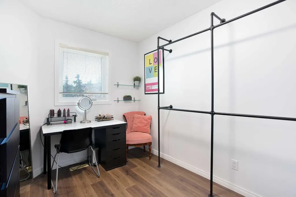 10 Deerfield Green SE Calgary AB T2J7B8