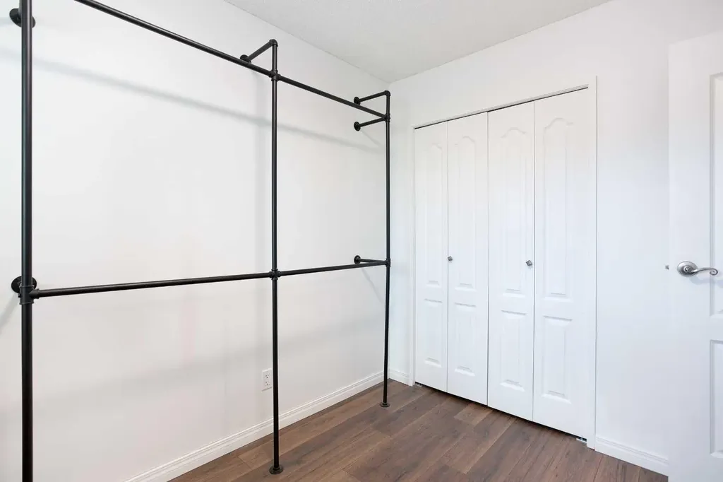10 Deerfield Green SE Calgary AB T2J7B8