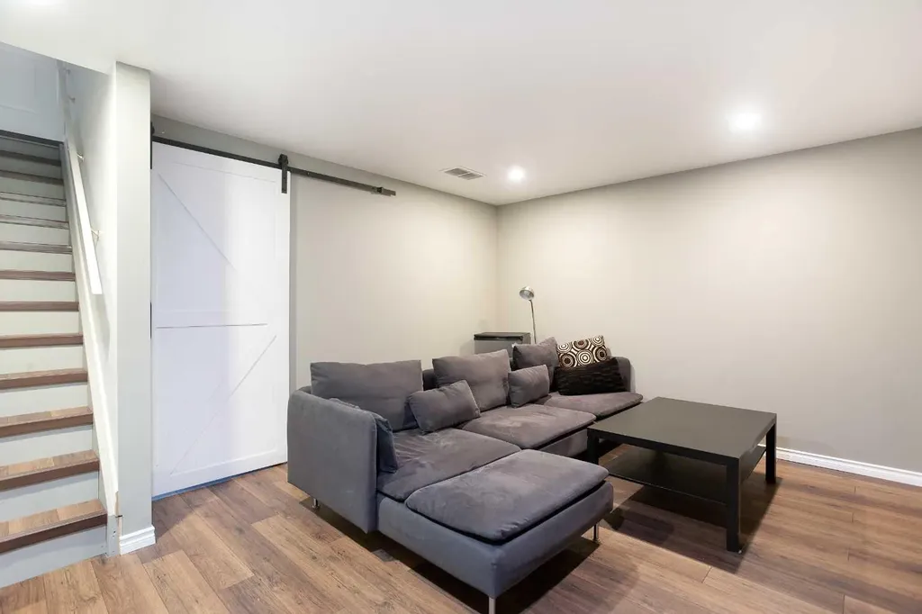 10 Deerfield Green SE Calgary AB T2J7B8