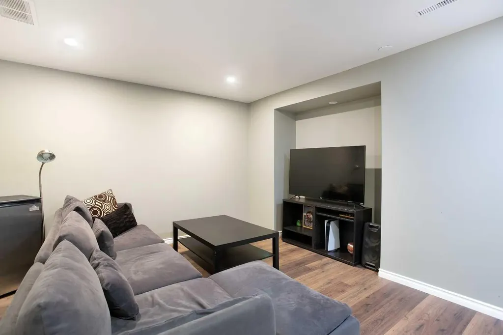 10 Deerfield Green SE Calgary AB T2J7B8