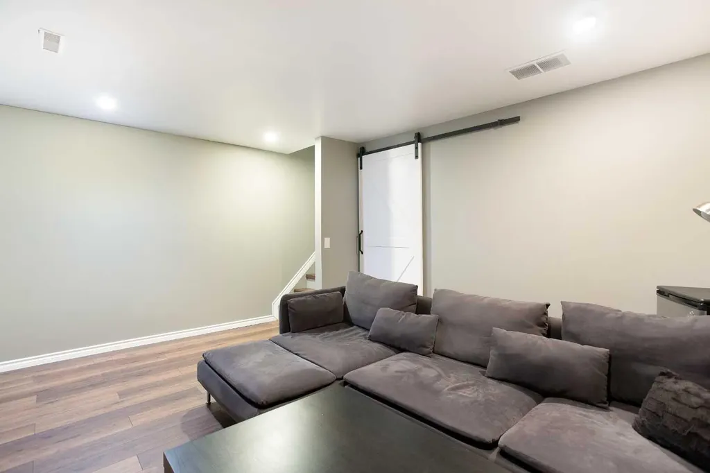 10 Deerfield Green SE Calgary AB T2J7B8