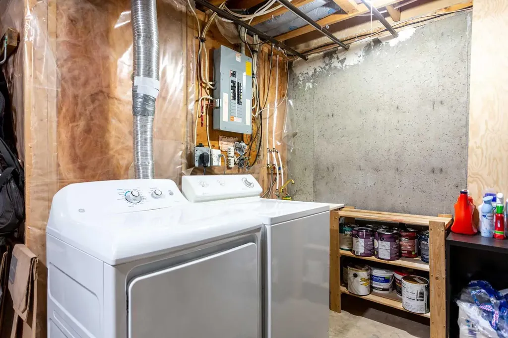 10 Deerfield Green SE Calgary AB T2J7B8