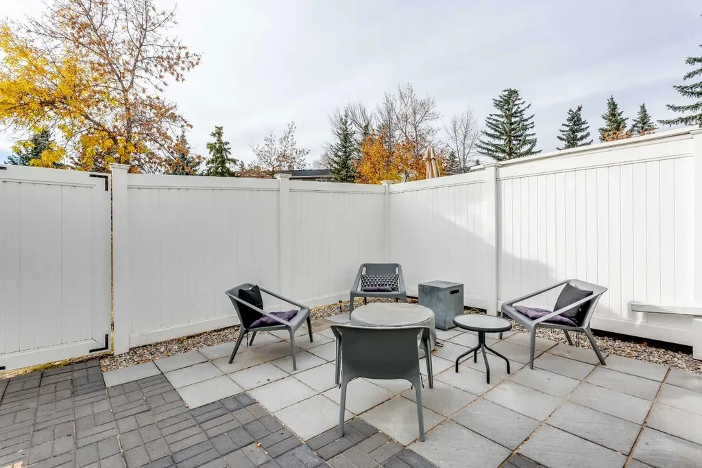 10 Deerfield Green SE Calgary AB T2J7B8