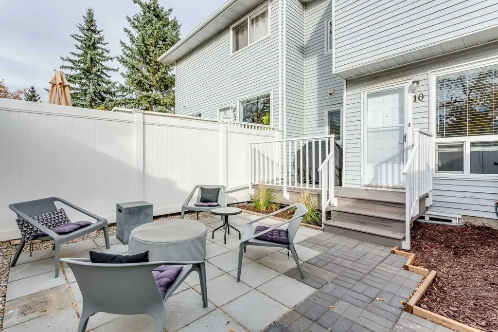 10 Deerfield Green SE Calgary AB T2J7B8