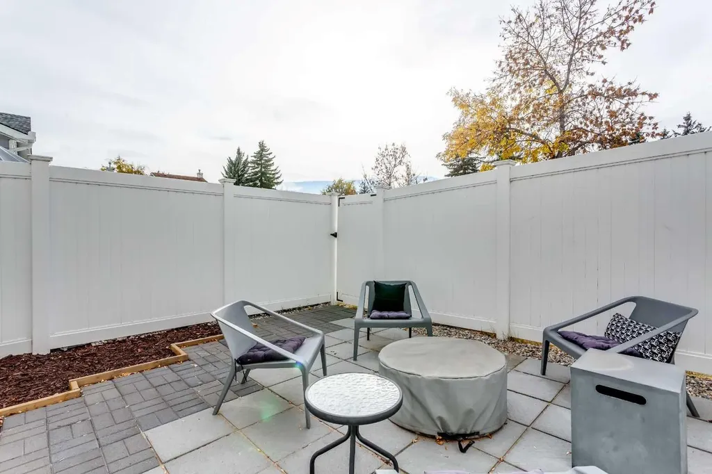 10 Deerfield Green SE Calgary AB T2J7B8