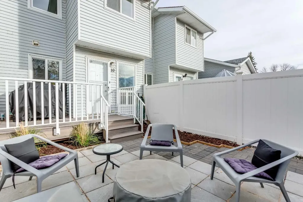 10 Deerfield Green SE Calgary AB T2J7B8