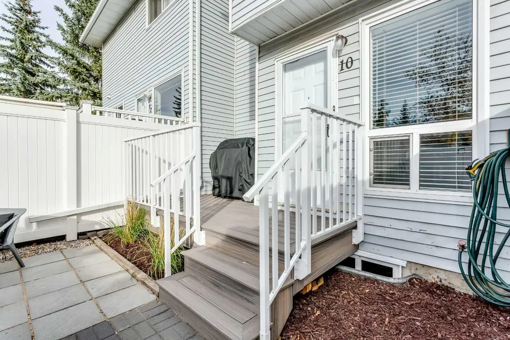 10 Deerfield Green SE Calgary AB T2J7B8