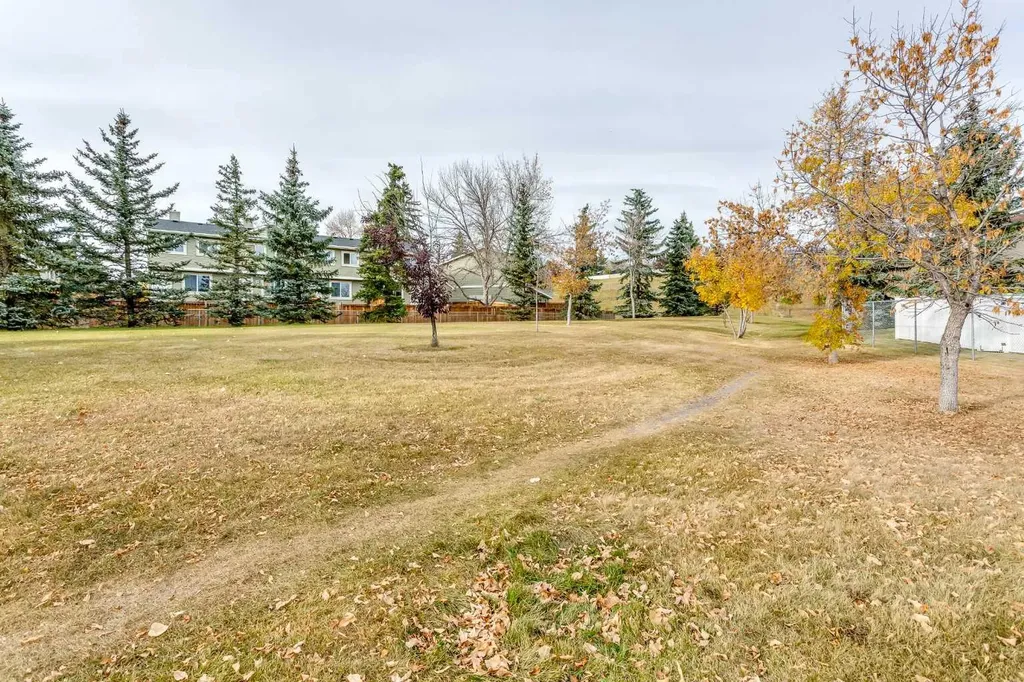 10 Deerfield Green SE Calgary AB T2J7B8