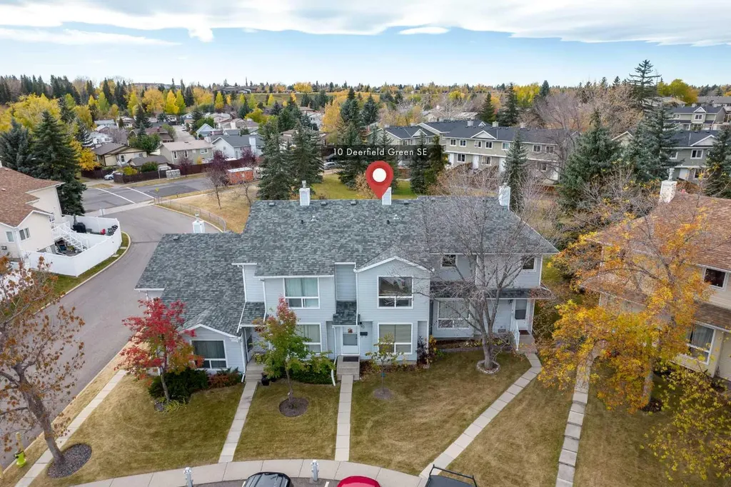 10 Deerfield Green SE Calgary AB T2J7B8
