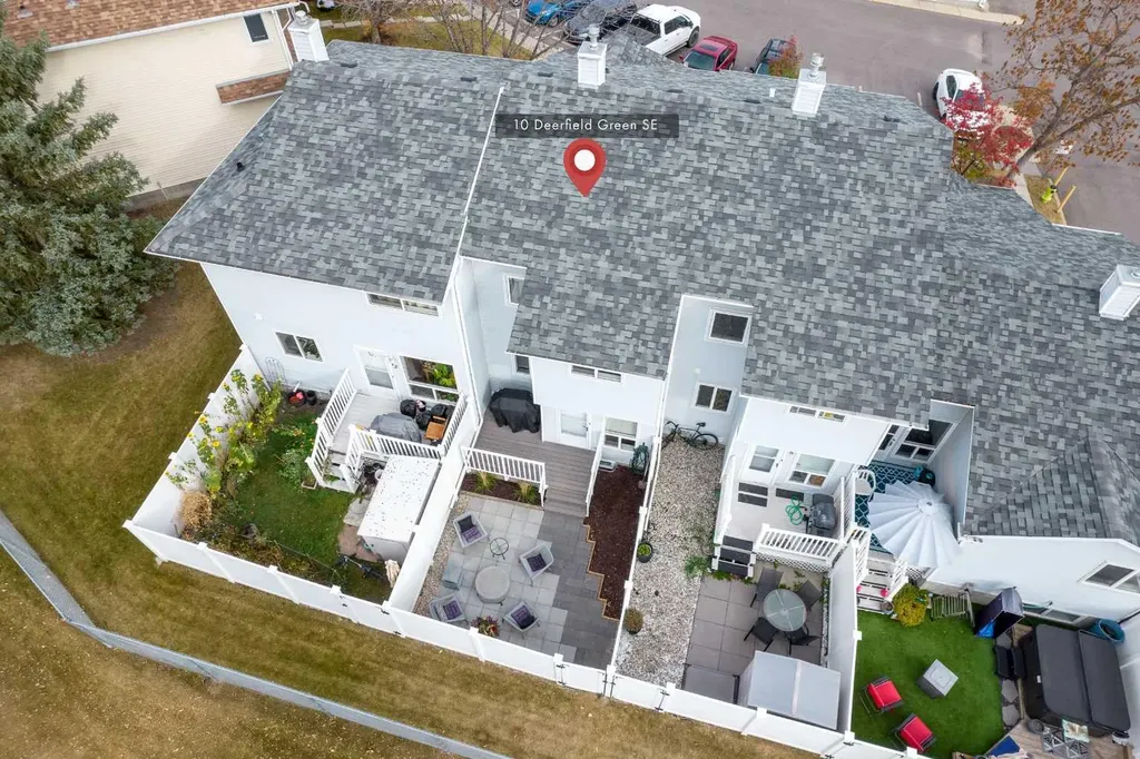 10 Deerfield Green SE Calgary AB T2J7B8
