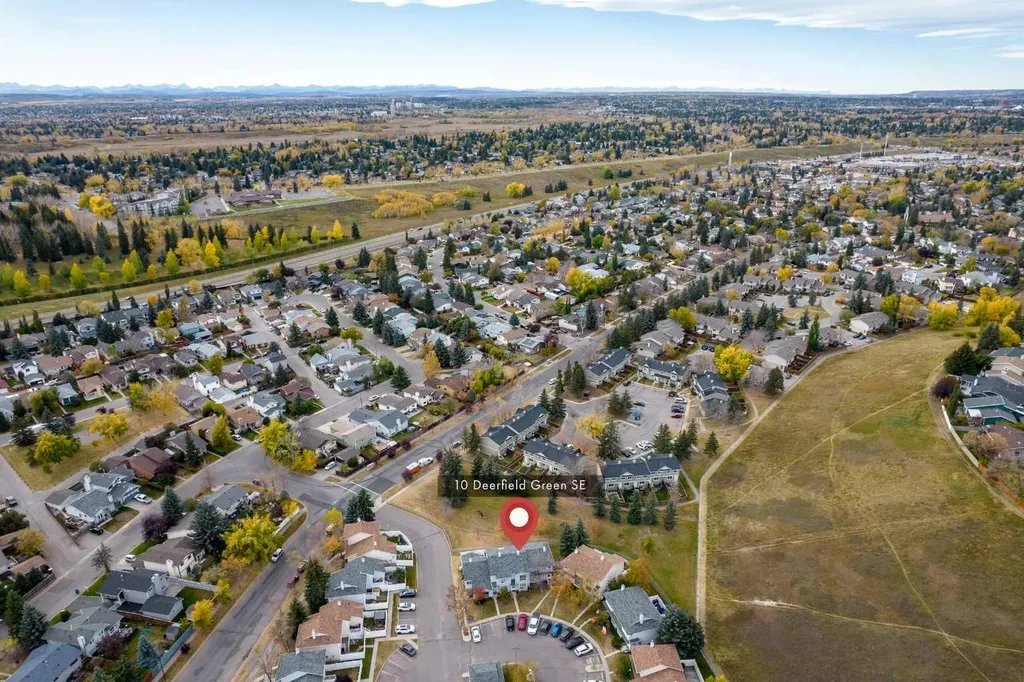 10 Deerfield Green SE Calgary AB T2J7B8