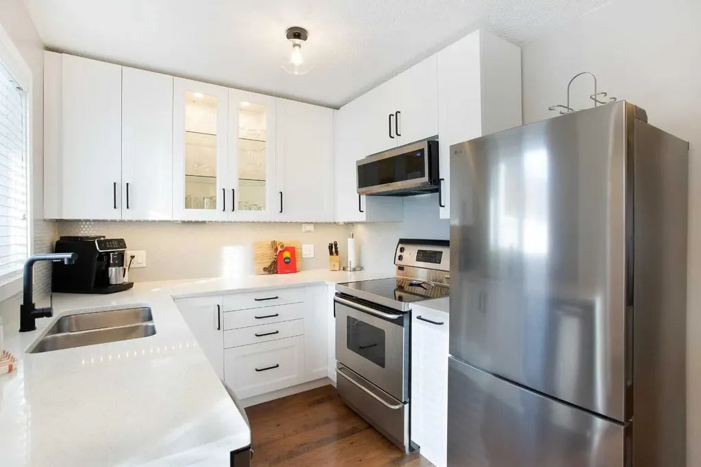 10 Deerfield Green SE Calgary AB T2J7B8