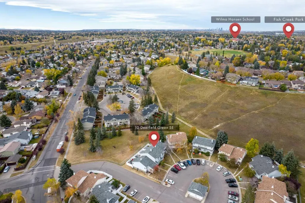 10 Deerfield Green SE Calgary AB T2J7B8