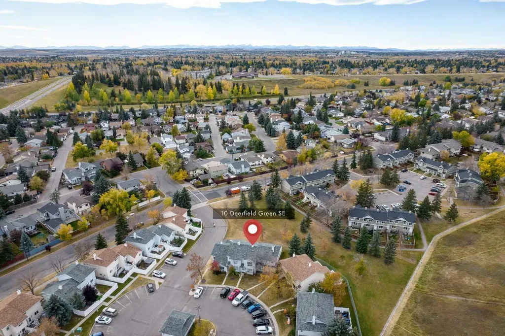 10 Deerfield Green SE Calgary AB T2J7B8