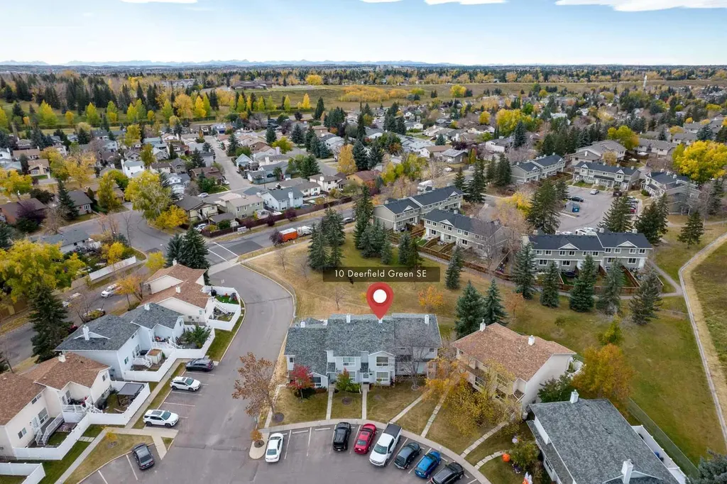 10 Deerfield Green SE Calgary AB T2J7B8