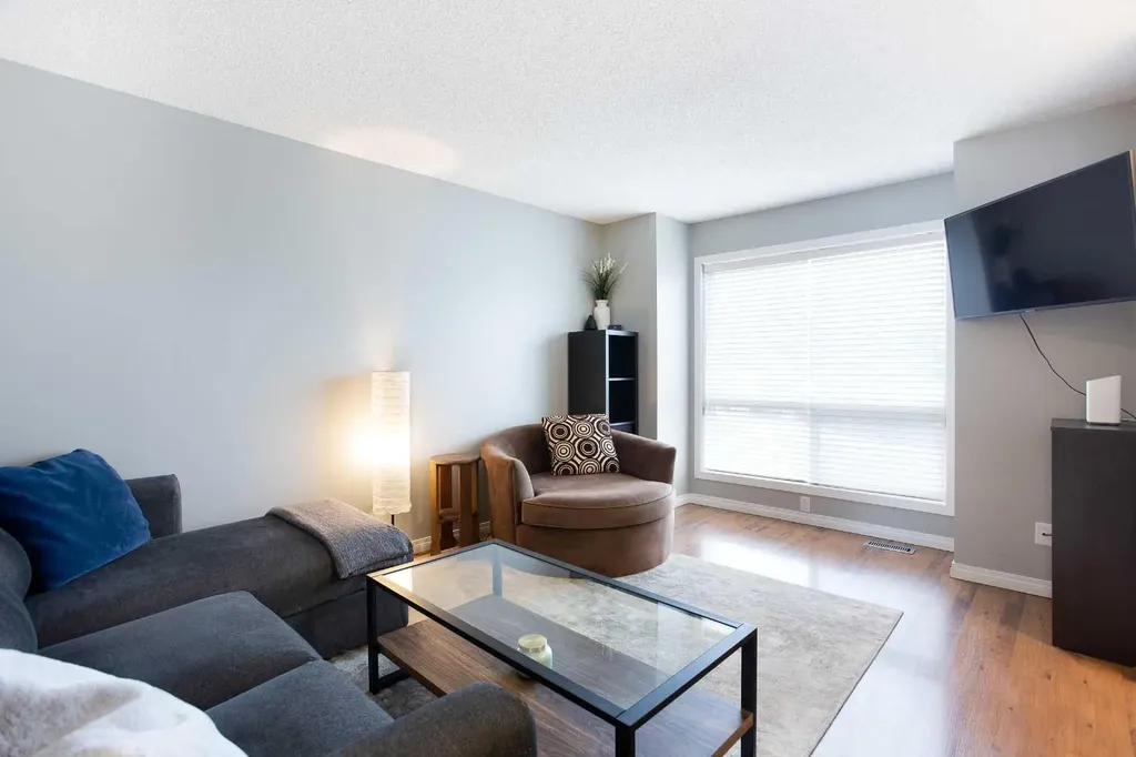 10 Deerfield Green SE Calgary AB T2J7B8