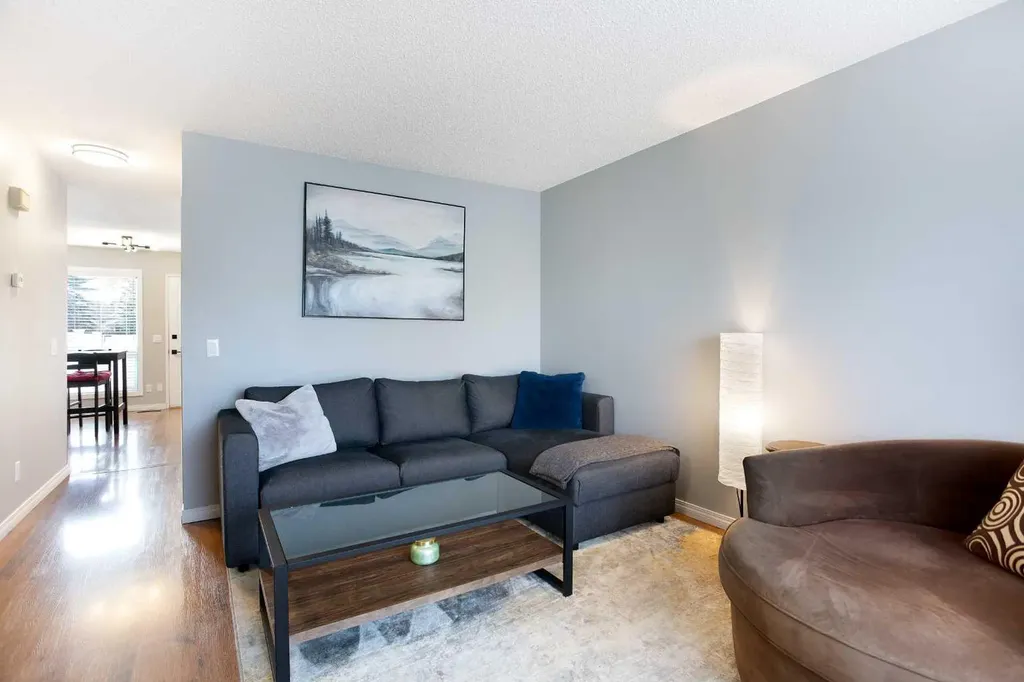 10 Deerfield Green SE Calgary AB T2J7B8