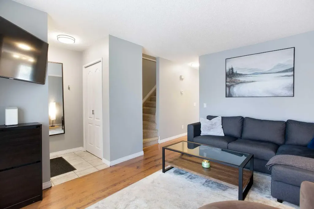 10 Deerfield Green SE Calgary AB T2J7B8