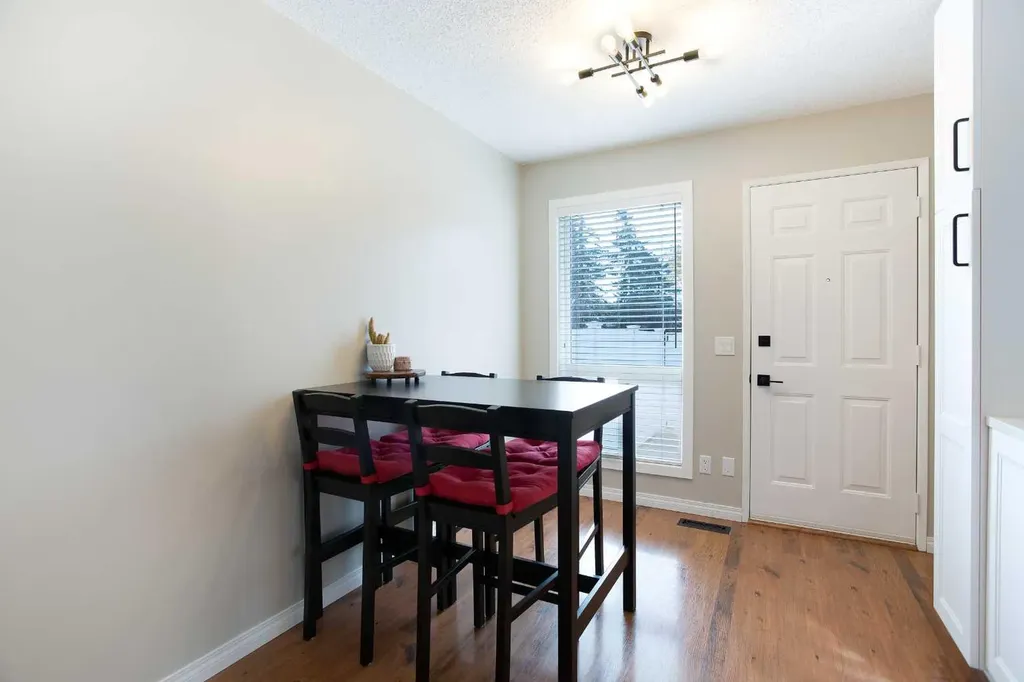 10 Deerfield Green SE Calgary AB T2J7B8