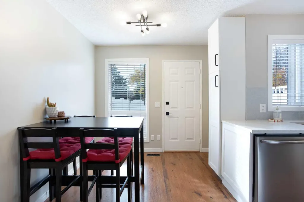 10 Deerfield Green SE Calgary AB T2J7B8