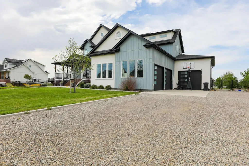 325 W 1 Avenue N Magrath AB T0K 1J0