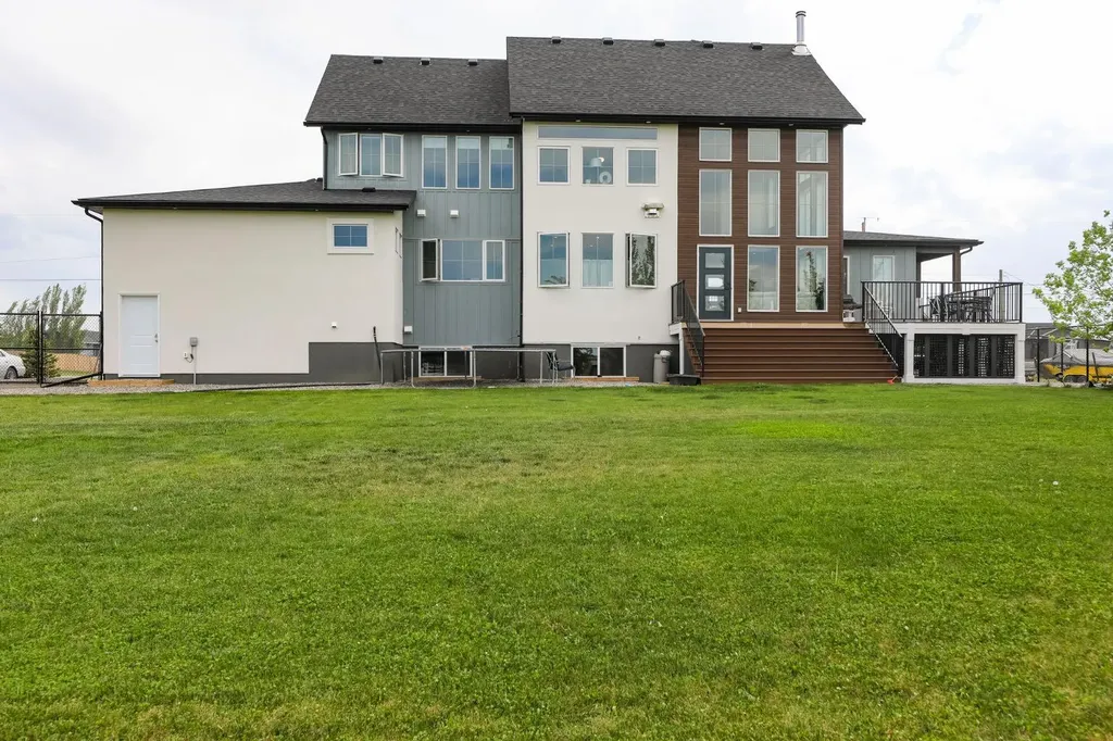 325 W 1 Avenue N Magrath AB T0K 1J0