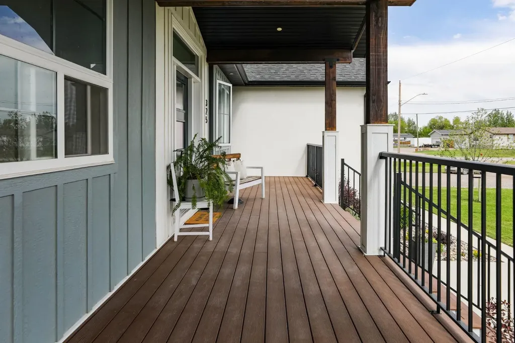 325 W 1 Avenue N Magrath AB T0K 1J0