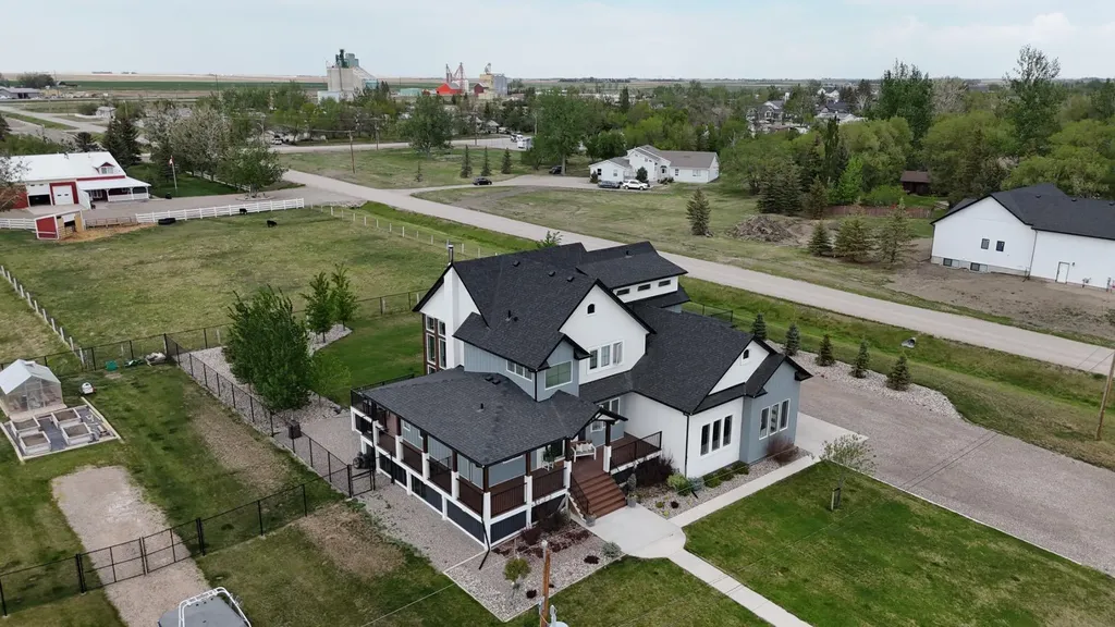 325 W 1 Avenue N Magrath AB T0K 1J0