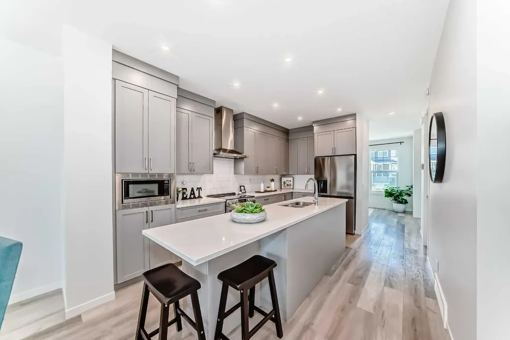 238 Aquila Drive NW Calgary AB T3R 1Y6