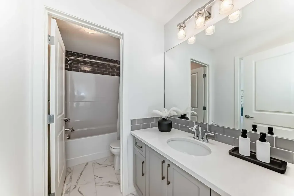 238 Aquila Drive NW Calgary AB T3R 1Y6