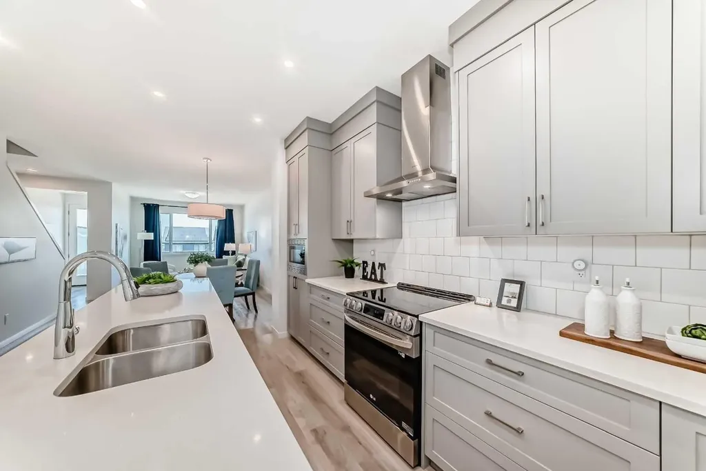 238 Aquila Drive NW Calgary AB T3R 1Y6