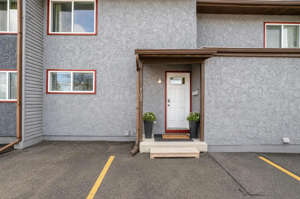 9930 Bonaventure Drive SE Calgary AB T2J 4L4