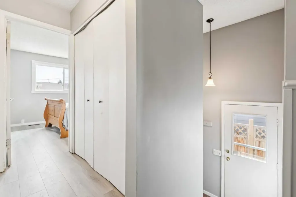 7828 20a Street SE Calgary AB T2C 1Y5