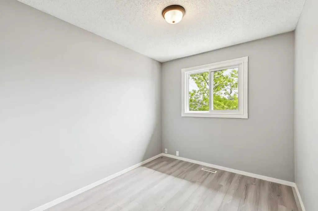 7828 20a Street SE Calgary AB T2C 1Y5