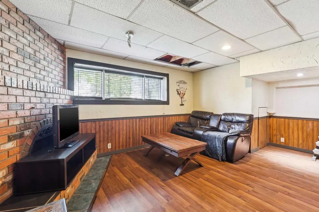 7828 20a Street SE Calgary AB T2C 1Y5