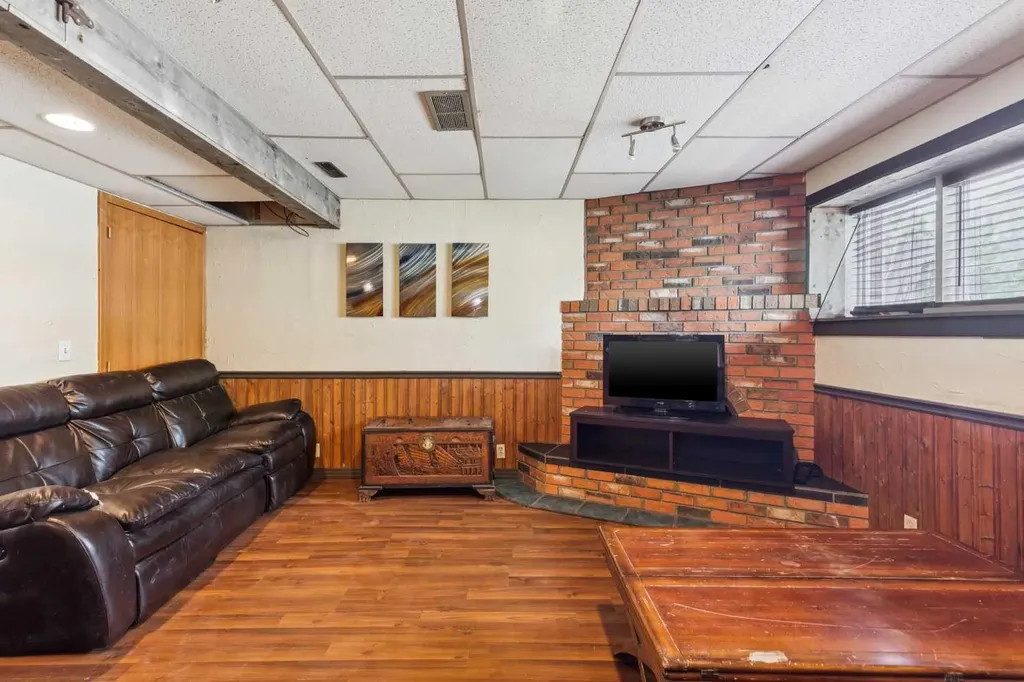 7828 20a Street SE Calgary AB T2C 1Y5