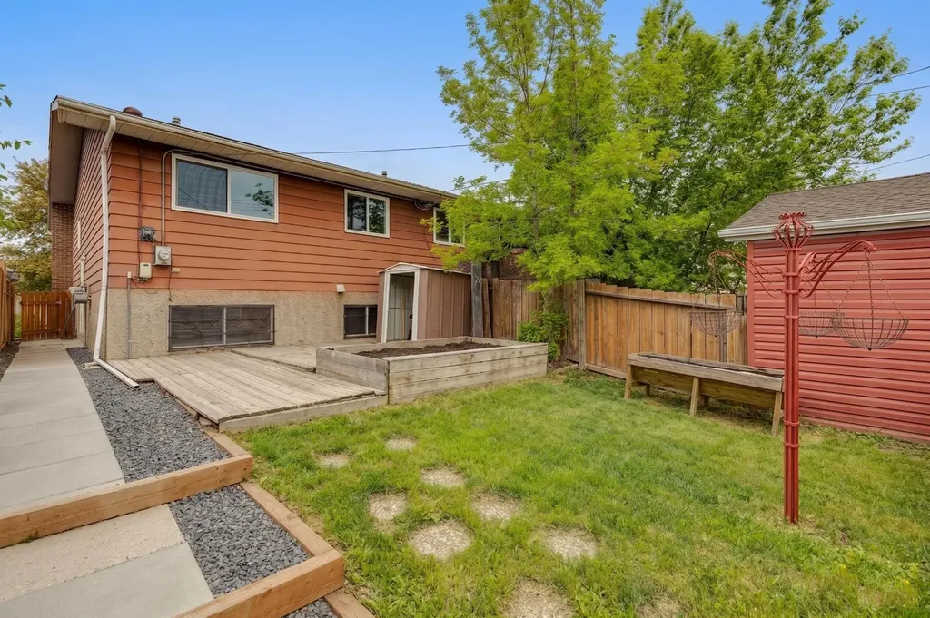 7828 20a Street SE Calgary AB T2C 1Y5