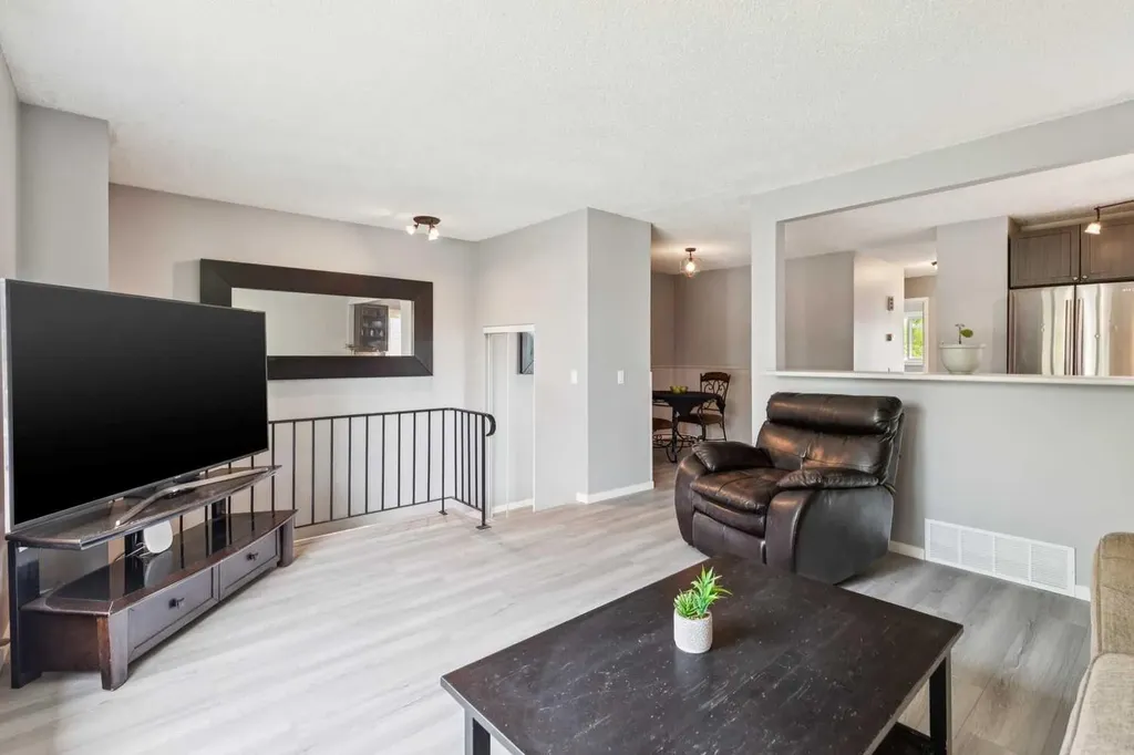7828 20a Street SE Calgary AB T2C 1Y5