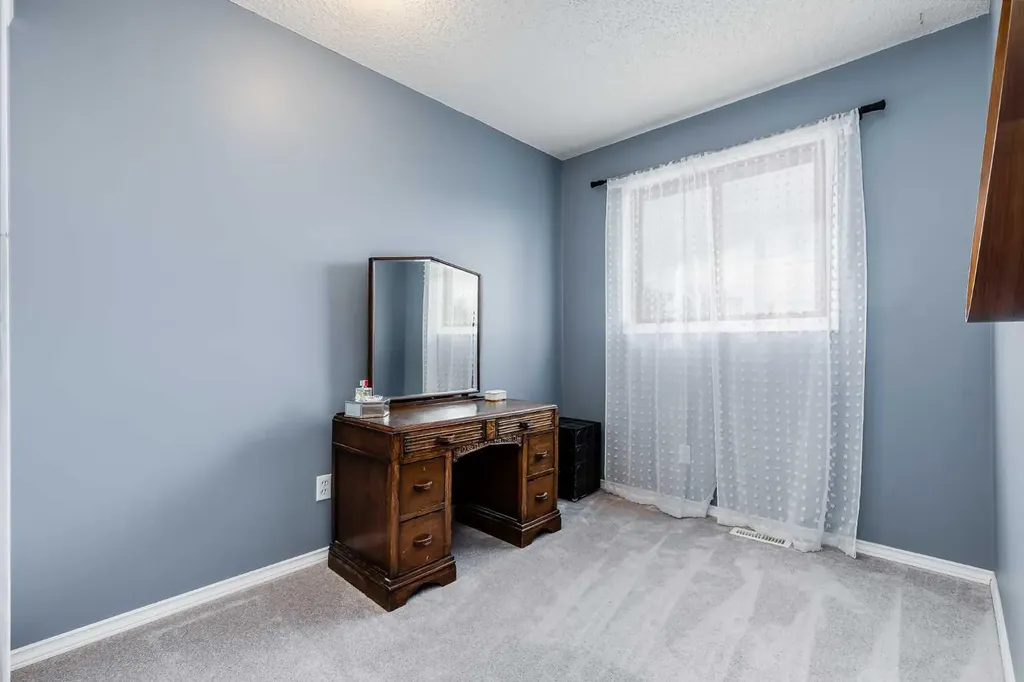54 Bermondsey Road NW Calgary AB T3K 1V3