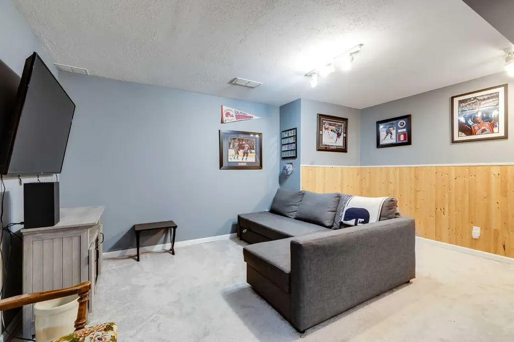 54 Bermondsey Road NW Calgary AB T3K 1V3