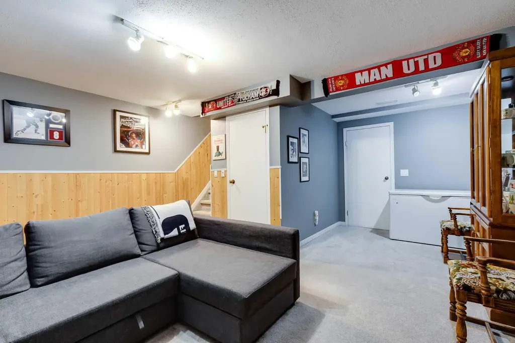 54 Bermondsey Road NW Calgary AB T3K 1V3