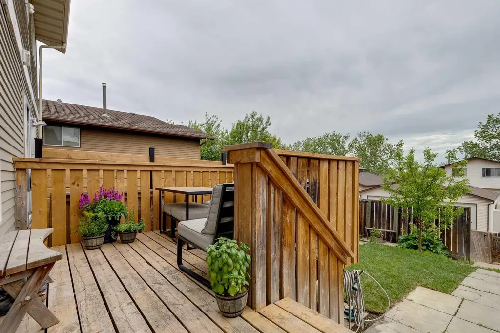 54 Bermondsey Road NW Calgary AB T3K 1V3
